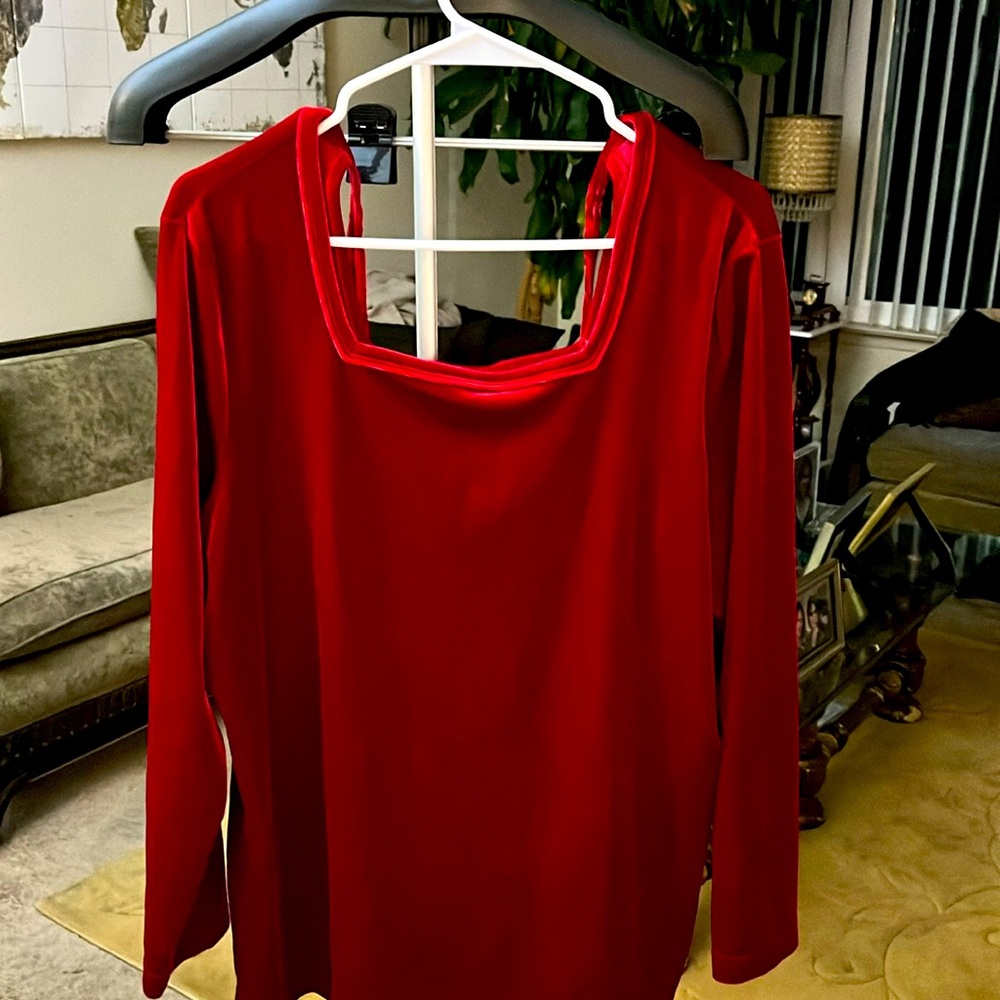 Nice quality velour cotton, long sleeves with tie strings in the back.